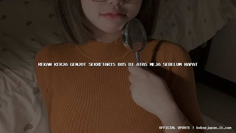 rekan kerja genjot sekretaris bos di atas meja sebelum rapat