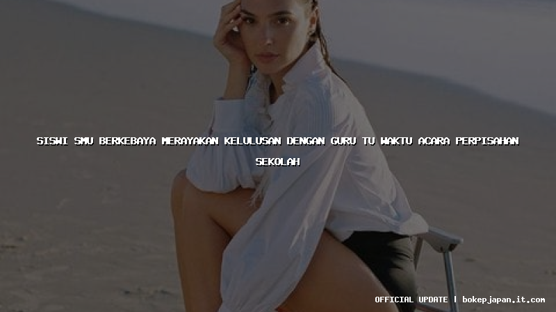 siswi smu berkebaya merayakan kelulusan dengan guru tu waktu acara perpisahan sekolah